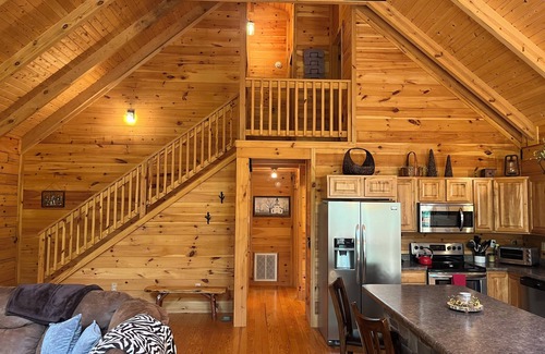 Berkeley Springs Cabin | Sleepy Creek Cabin-High Speed Internet, Firepit, Screened in Porch
