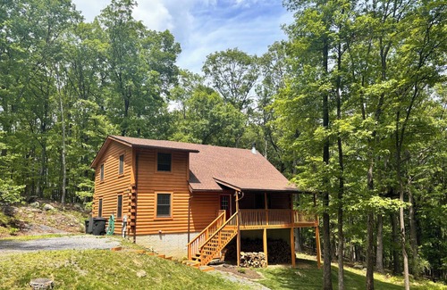 Berkeley Springs Cabin | Sleepy Creek Cabin-High Speed Internet, Firepit, Screened in Porch
