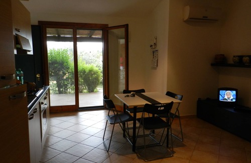 Torre di Bari House | Small house with enclosed garden 400m walk from the beach