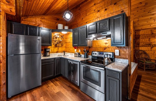 Townsend Cabin | Smoke Rise is a Modern Upscale Cabin with a GARAGE, minutes from National Park!