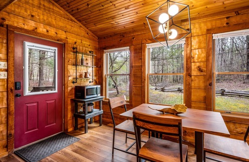 Townsend Cabin | Smoke Rise is a Modern Upscale Cabin with a GARAGE, minutes from National Park!