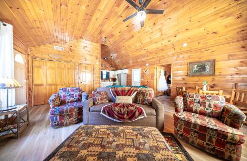 Gatlinburg - Pigeon Forge House | Smoky Mtn Cabin Hot Tub, Game Room & Views