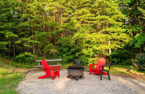 Gatlinburg - Pigeon Forge House | Smoky Mtn Cabin Hot Tub, Game Room & Views