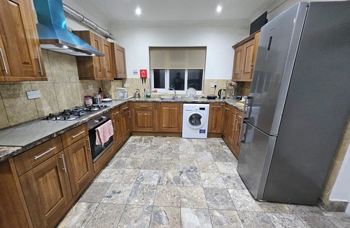 Slough Apartment | SnoozeDen Wellesley – Near to Slough Station