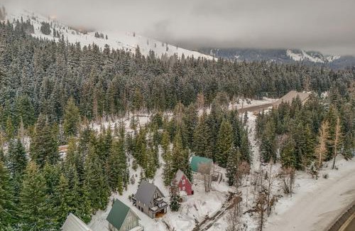 Snoqualmie Pass House | Snoqualmie Pass Cabin with Deck Walk to Ski Lift