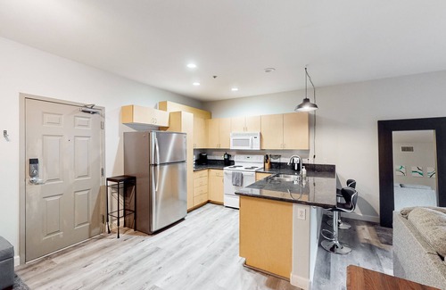 Civic Core Apartment | Snowbird-friendly studio near ocean with pool, hot tub, gym, balcony - dogs OK