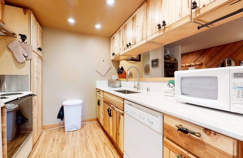 Mammoth Lakes Condo | Snowcreek II #253 1 Bedroom Condo by RedAwning