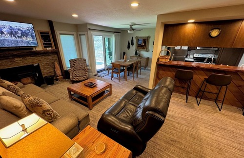 Mammoth Lakes Condo | Snowcreek, in the meadow!