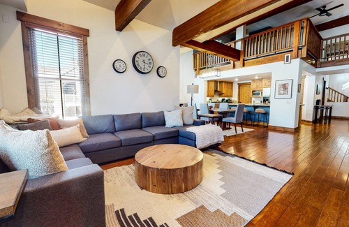 Mammoth Lakes Condo | Snowcreek VI The Lodges 1130 Pet-Friendly, Beautiful and Spacious, Garage and Washer Dryer by RedAwning