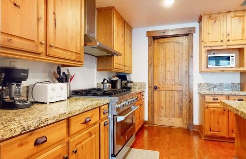 Mammoth Lakes Condo | Snowcreek VI The Lodges 1130 Pet-Friendly, Beautiful and Spacious, Garage and Washer Dryer by RedAwning