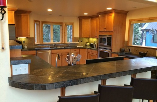 Serene Lakes House | 'Snowflake Chalet' Bright, beautiful, spacious mountain retreat in Serene Lakes