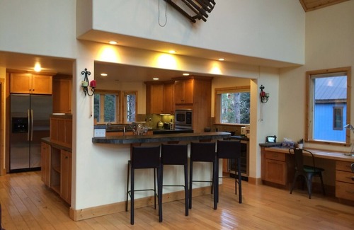 Serene Lakes House | 'Snowflake Chalet' Bright, beautiful, spacious mountain retreat in Serene Lakes