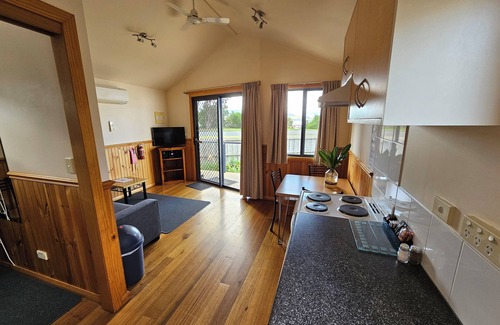 Snug RV Rental | Snug Beach Cabin And Caravan Park