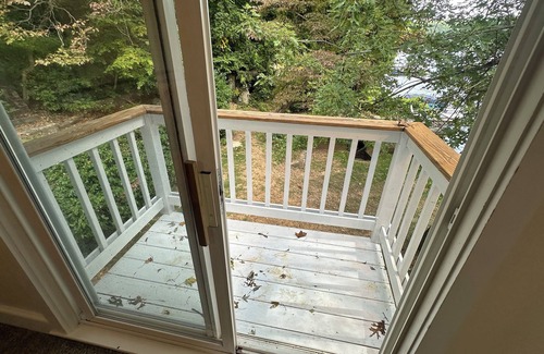 South Britain Apartment | Soak in the Lake Views at the Spacious Waterfront Apartment