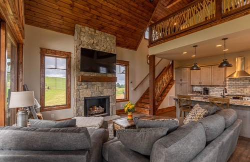 Elk Park House | Soaring Hawk Lodge at Eagles Nest - pet run, big views, two suites