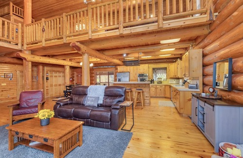 Leavenworth Cabin | Soaring Pines Lodge-Log Cabin, Hot Tub, Pool Table