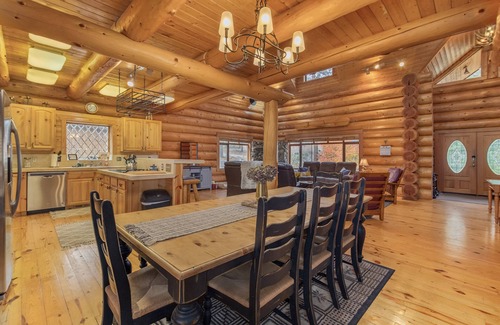 Leavenworth Cabin | Soaring Pines Lodge-Log Cabin, Hot Tub, Pool Table