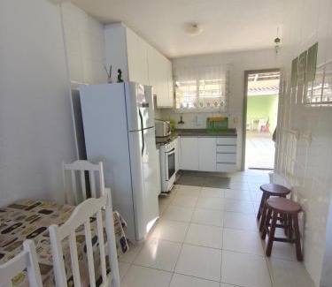 Matinhos House | Sobrado confortável a uma quadra do mar.