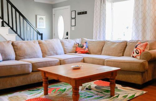 Bayview House | Sojourn Spacious Family Retreat with Fenced Backyard