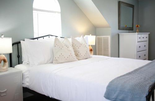 Bayview House | Sojourn Spacious Family Retreat with Fenced Backyard