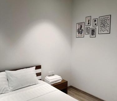 Van Giang Apartment | Sol Room View Sông Hồng