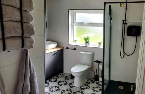 Mountshannon House | Solas na Gealai, entire house, sleeps 8