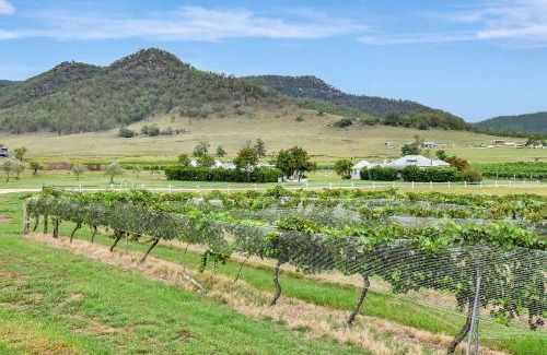 Broke House | Somerville Wines Lux Escape 3-Bedroom Cottage Near Broke Wineries