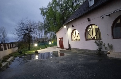 Tuskevar House | Somló hegy közelében,panorámával,M8 főút mellett,található a Szilasi Vendégház.