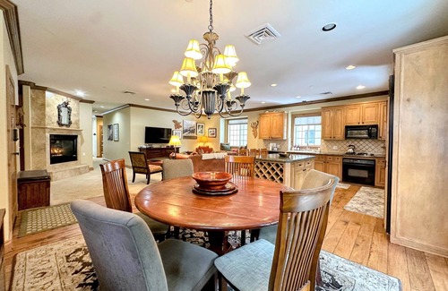 Mammoth Lakes Cabin | Sonenalp’s Charming Chalet: Luxury, Location & Relaxation Steps from Canyon