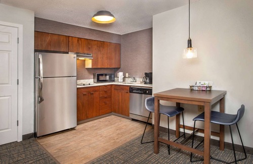 Linthicum Heights Hotel | Sonesta ES Suites Baltimore BWI Airport