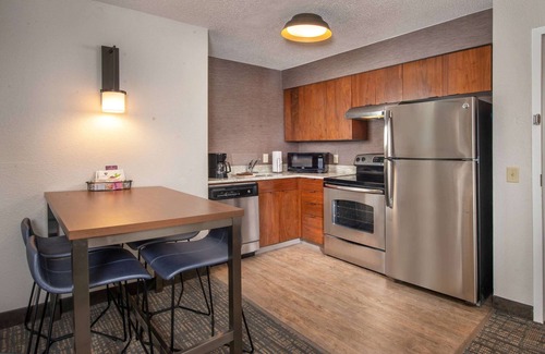 Linthicum Heights Hotel | Sonesta ES Suites Baltimore BWI Airport