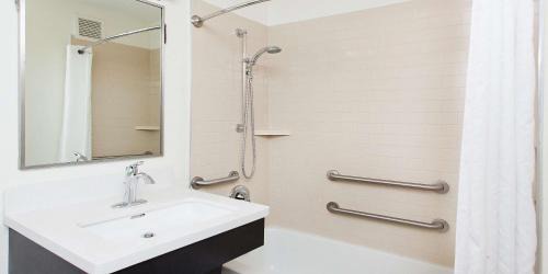 Lansing Hotel | Sonesta Simply Suites Lansing