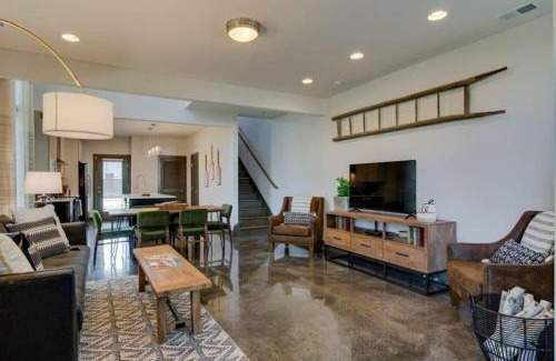 Chestnut Hill House | Songbird Suite AB