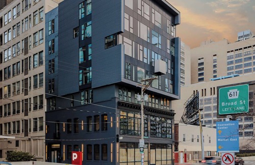 Logan Square Apartment | Sosuite | 1BR Apt w Roof Deck, Gym, Laundry