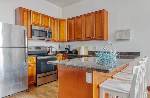 West Poplar Apartment | Sosuite 2BR Apt w Balcony W D Gym On-site Bar