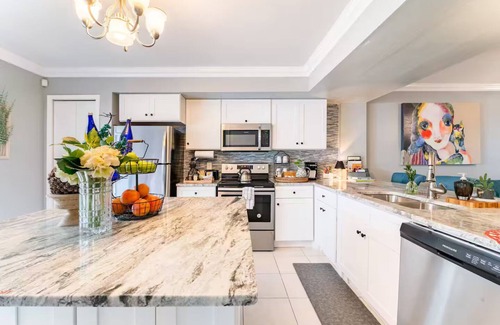 Courier City - Oscawana House | South Tampa Soho Experience Walkable to Nightlife,Shops,Restaurants,Downtown