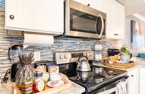 Courier City - Oscawana House | South Tampa Soho Experience Walkable to Nightlife,Shops,Restaurants,Downtown