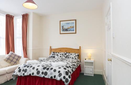 Westcliff-on-Sea House | Southend Guest House - Close to Beach, Train Station & Southend Airport