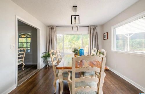 New Castle House | Southern Charm l 5BR l Sleeps 14 l A Location