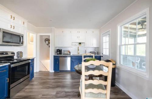 New Castle House | Southern Charm l 5BR l Sleeps 14 l A Location