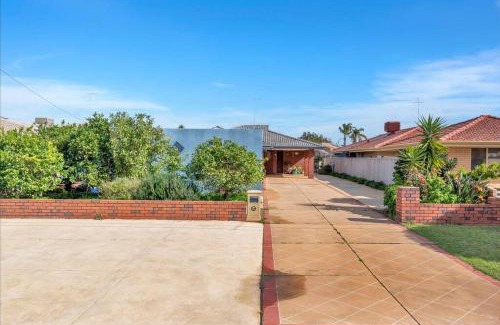 South Yunderup House | Southern River Canal Retreat