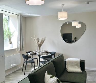 Salford Apartment | Southwood Place - Free Parking - Sleeps 4