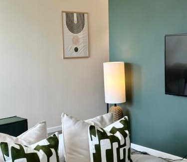 Salford Apartment | Southwood Place - Free Parking - Sleeps 4