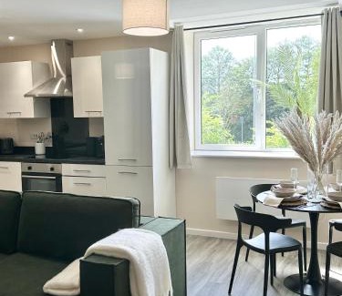 Salford Apartment | Southwood Place - Free Parking - Sleeps 4