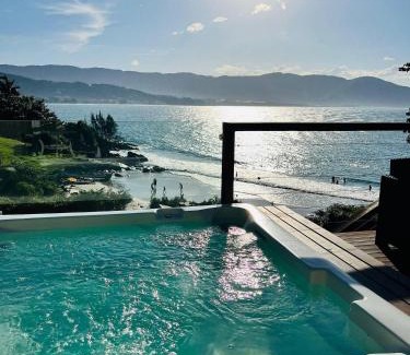 Garopaba House | Spa Jacuzzi, Lareira, Beira mar, 4 Suítes