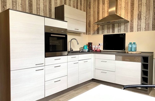 Gleichen Apartment | Space for a group, family & pets in a vacation apartment near the lake & garden