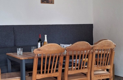 Gleichen Apartment | Space for a group, family & pets in a vacation apartment near the lake & garden
