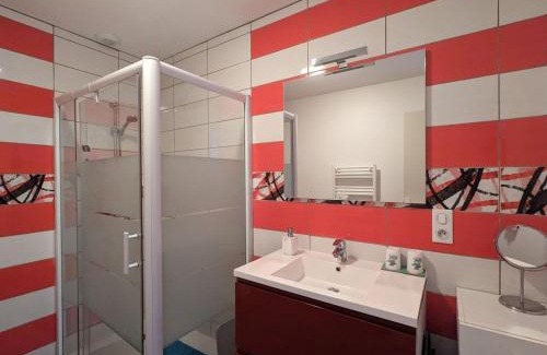 Neuvy-Saint-Sepulchre Bed & Breakfast | Spacieuse Chambre avec Salle d'Eau Privée à Louer dans Maison d'Hôtes Contemporaine - FR-1-591-606