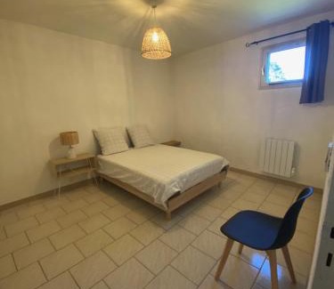 Entraigues-sur-la-Sorgue Apartment | Spacieux 2 chambres, CLIM, parking prive ferme, LOCAL VELOS