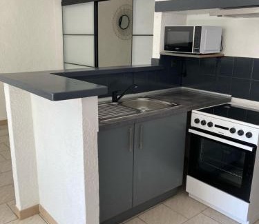 Entraigues-sur-la-Sorgue Apartment | Spacieux 2 chambres, CLIM, parking prive ferme, LOCAL VELOS